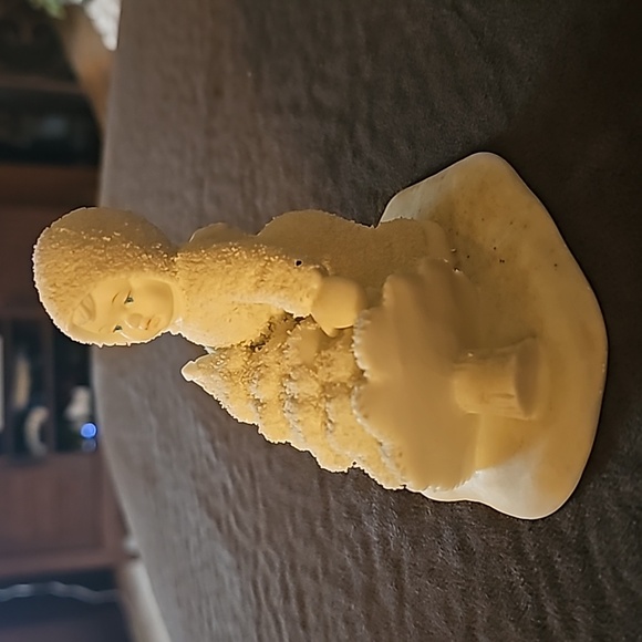 Dept 56 Snowbabies “I'll Put Up The Christmas Tree" - Picture 3 of 6